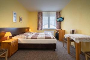 a hotel room with a bed and a window at Pokoje Gościnne Claudia in Szklarska Poręba