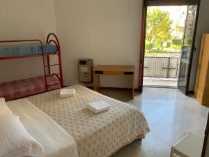 Un dormitorio con una cama con dos platos. en Hotel Apollo en Pompei