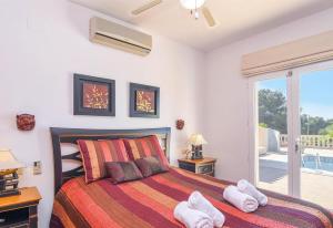 een slaapkamer met een bed met handdoeken erop bij Casa Siempre Domingo in Moraira +36 foto's