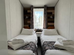 zwei Betten in einem kleinen Zimmer mit Fenster in der Unterkunft Holiday Marina Resort in Grimaud + 85 Fotos