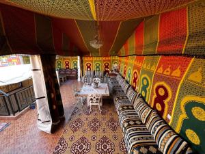 Cette chambre est dotée d'un mur coloré avec des tables et des chaises. dans l'établissement Hostel Dream belko, à Marrakech