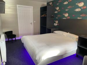 A bed or beds in a room at The Inn @ Y-Not 