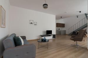 Leochares Lifestyle Apartments - Self check-in的电视和/或娱乐中心