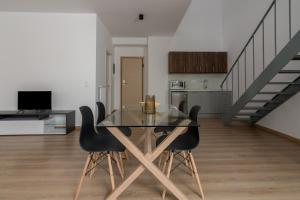 Leochares Lifestyle Apartments - Self check-in的电视和/或娱乐中心