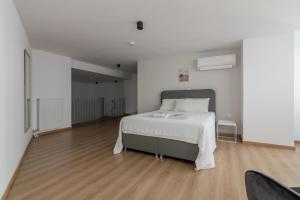 Leochares Lifestyle Apartments - Self check-in客房内的一张或多张床位