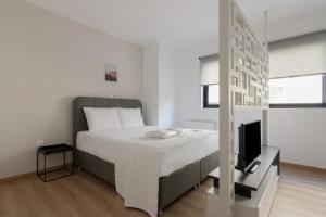 Leochares Lifestyle Apartments - Self check-in客房内的一张或多张床位