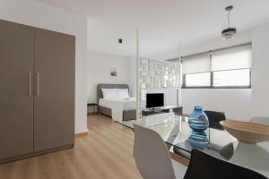 Leochares Lifestyle Apartments - Self check-in的电视和/或娱乐中心