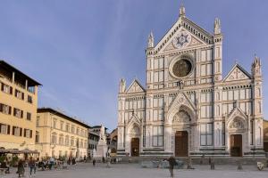 a large church with a clock on the front of it at Santa Croce 14 B&B in Florence