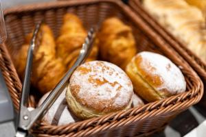 ein Korb voller Donuts mit Zangen darin in der Unterkunft Skyhotel Prague in Prag