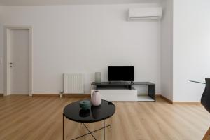 Leochares Lifestyle Apartments - Self check-in的电视和/或娱乐中心