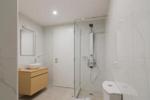 雅典Leochares Lifestyle Apartments - Self check-in的带淋浴和水槽的白色浴室 更多37张照片