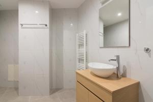 雅典Leochares Lifestyle Apartments - Self check-in的带水槽和镜子的白色浴室