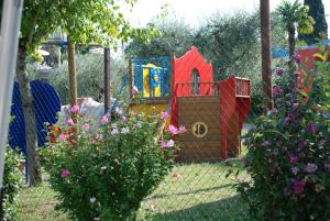 Gallery image of Happy Camp mobile homes in Villaggio Turistico Internazionale Eden in San Felice del Benaco
