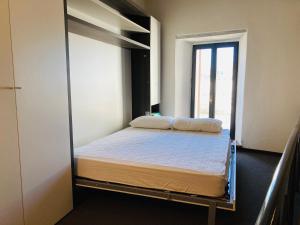 1 dormitorio con 1 litera en una habitación en Historic Center of Spoleto/Terrace with Fantastic Views/Car Unneccesary, en Spoleto