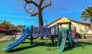 plac zabaw ze zjeżdżalnią w parku w obiekcie Sun Outdoors Central Coast Wine Country w mieście Paso Robles