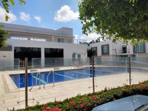 a swimming pool in front of a building at Casa Condominio Diomedes Daza Valledupar in Valledupar
