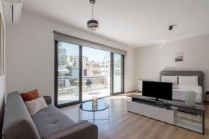 雅典Leochares Lifestyle Apartments - Self check-in的带沙发和电视的客厅