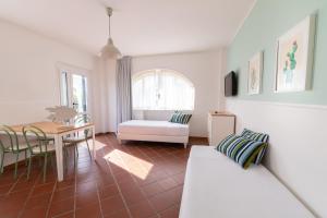 een woonkamer met een witte bank en een tafel bij Lido Azzurro in Numana