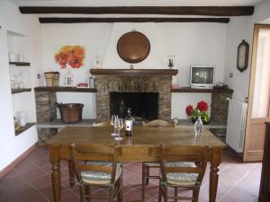 ein Esszimmer mit einem Tisch und einem Kamin in der Unterkunft Antica Osteria La Pezza in San Siro
