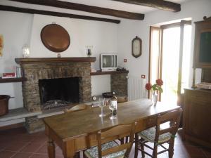 uma sala de jantar com uma mesa e uma lareira em Antica Osteria La Pezza em San Siro