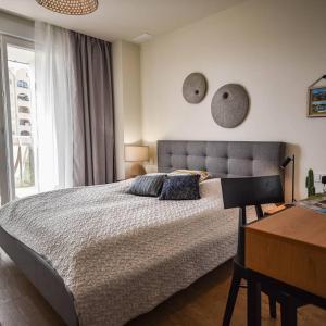 um quarto com uma cama grande e uma secretária em Apartement Verano El Campello - 2 Bedrooms - Piscina - Garaje em El Campello