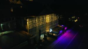 un edificio con luci viola di fronte ad esso di notte di Pereybere Hotel & Spa a Grand Baie