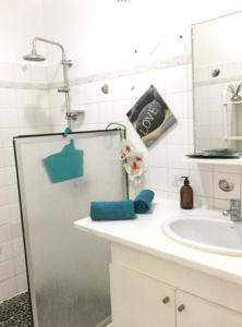 uma casa de banho com um lavatório e um espelho em Maison d'une chambre avec wifi a Pointe a Pitre em Pointe-à-Pitre