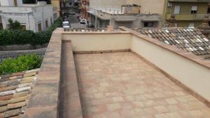 uma vista do telhado de um edifício em appartamentino in villa settecentesca em Bagheria