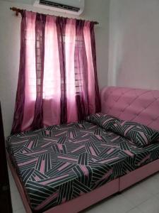 Cama rosa en habitación con ventana en D'Haja 56 KLIA SEPANG with 3 AIRCONDS & FREE Wi-Fi en Banting