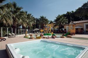 una gran piscina con un parque infantil con un tobogán en Holiday Marina Resort, en Grimaud
