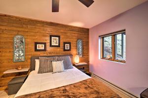 เตียงในห้องที่ Cozy Mtn Getaway - Steps to Beech Mountain Resort!