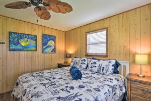 Llit o llits en una habitació de Colorful Crystal Beach Home with Ocean View!