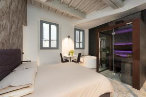 una camera con un grande letto e un tavolo di F1RST Suite Apartment & SPA a Firenze