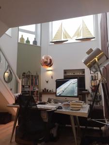 an office with a desk with a computer on it at Spacious 1 Bedroom Split Level Old Pub Conversion Tower Bridge in London