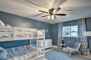 Двухъярусная кровать или двухъярусные кровати в номере Cozy West Palm Beach Condo 1 Block to Shore!