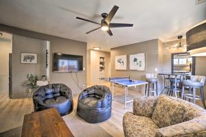 uma sala de estar com dois sofás e uma mesa em Chic Reno Home with Game Room and Putting Green! em Reno