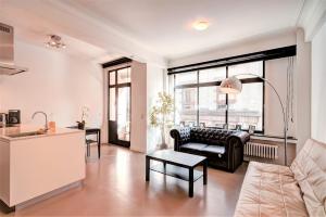un soggiorno con divano e tavolo di Spacious Apartments in the Heart of Antwerp ad Anversa