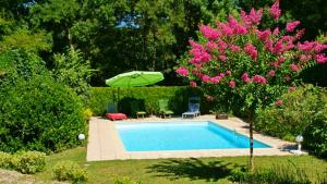Photo de la galerie de l'établissement Villa de 4 chambres avec piscine privee jardin amenage et wifi a Marsolan, à Marsolan