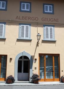 ein Gebäude mit einer Alberto Gregorosa Kirche in der Unterkunft Albergo Giugni in Prato