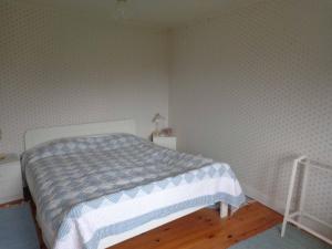 1 dormitorio con 1 cama en una habitación en Charmante maison, en Grand Bailly