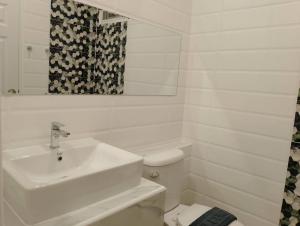 อาม่า อพาร์ทเมนต์ Ama Apartment في Ban Phai: حمام أبيض مع حوض ومرحاض