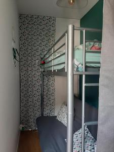 Krevet ili kreveti na kat u jedinici u objektu Superbe appartement en Résidence Parc Thermal hyper centre de Luchon