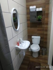 y baño con aseo y lavamanos. en Brazilian's House - Agradable casa amoblada en Tarapoto