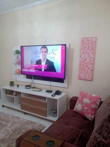 ein Wohnzimmer mit Flachbildfernseher in der Unterkunft Casa de Férias in Guarujá