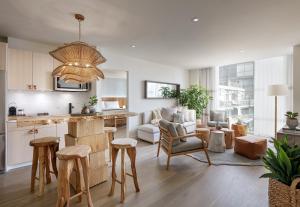 トロントにある1 Hotel Torontoのテーブルと椅子のあるキッチンとリビングルーム