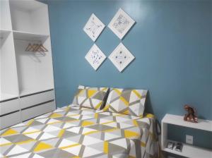 um quarto com uma cama e uma parede azul em EcoFlat Fiore I em Paripueira