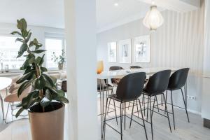 ミュンスターにあるLuxuriöses Loft über den Dächern Münsters 150 m²のキッチン(白いテーブル、黒い椅子付)