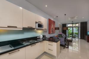 Kuchyň nebo kuchyňský kout v ubytování VILLA ARU | Private Pool | Onyx Villas by Tropiclook | Naiharn beach