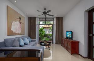 Posezení v ubytování VILLA JAVA| 2 Bedroom Private Pool Villa in Popular Onyx Villas | 3 min to Naiharn Beach