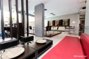 sala de estar con sofá rojo y alfombra roja en Guido 1980 by Ayres Apartments Recoleta, en Buenos Aires